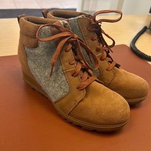 Sorel Evie Lace Up Wedge Bootie women’s size 9
